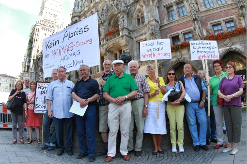Mitglieder der Mietergemeinschaft demonstrieren vor dem Rathaus